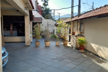 Casa à venda com 4 quartos, sendo 1 suíte, em Bangu, Rio de Janeiro, RJ