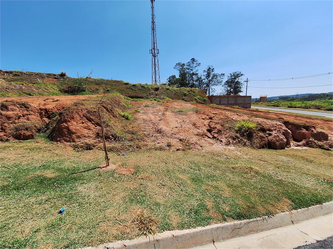 Terreno à venda com 1 suíte no condomínio Comercial Independência, Vinhedo - SP