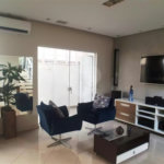 Casa à venda com 4 quartos, sendo 2 suítes, no condomínio Residencial Jardim das Palmeiras, Vinhedo - SP