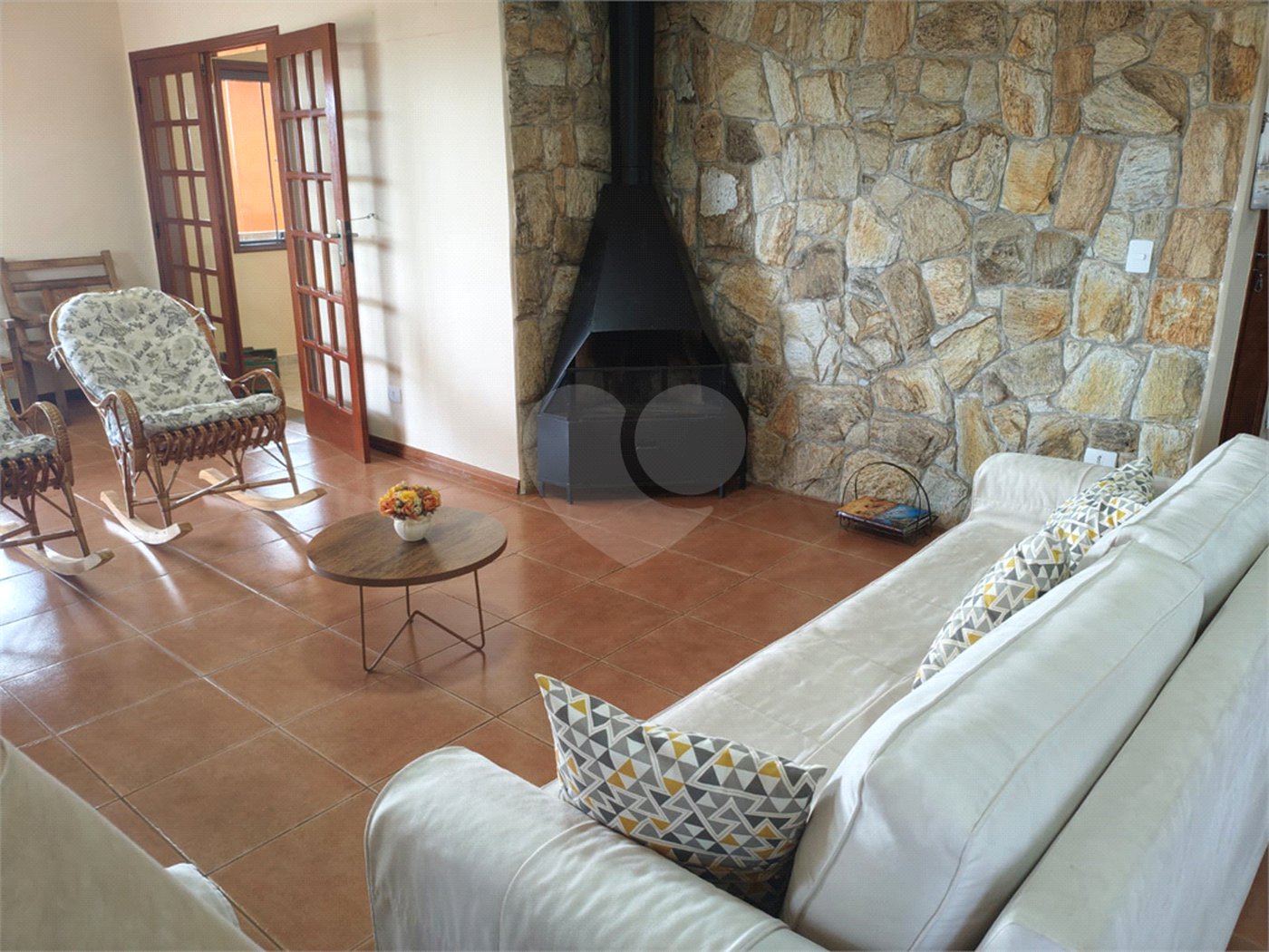 Casa à venda com 4 quartos, sendo 2 suítes,  em Country Residencial Felix, Bom Jesus dos Perdões, SP