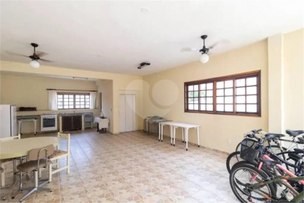 Casa com 3 dormitórios sendo 3 suítes com 03 vagas de garagem.