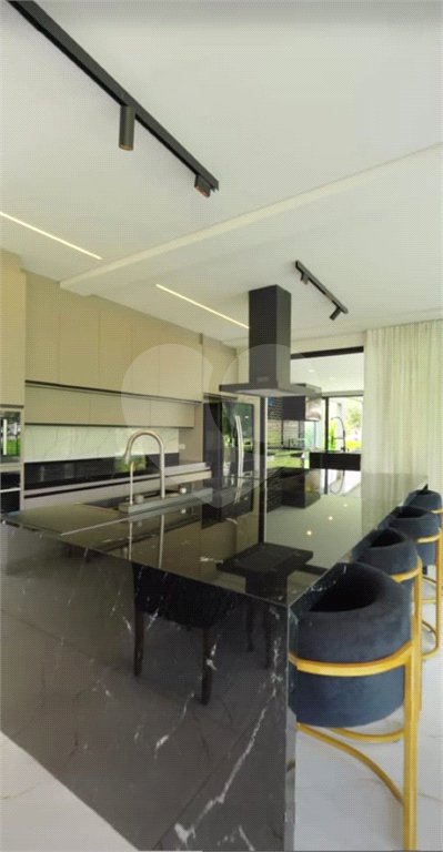 Casa à venda com 4 suítes no condomínio Figueira Garden, Atibaia - SP
