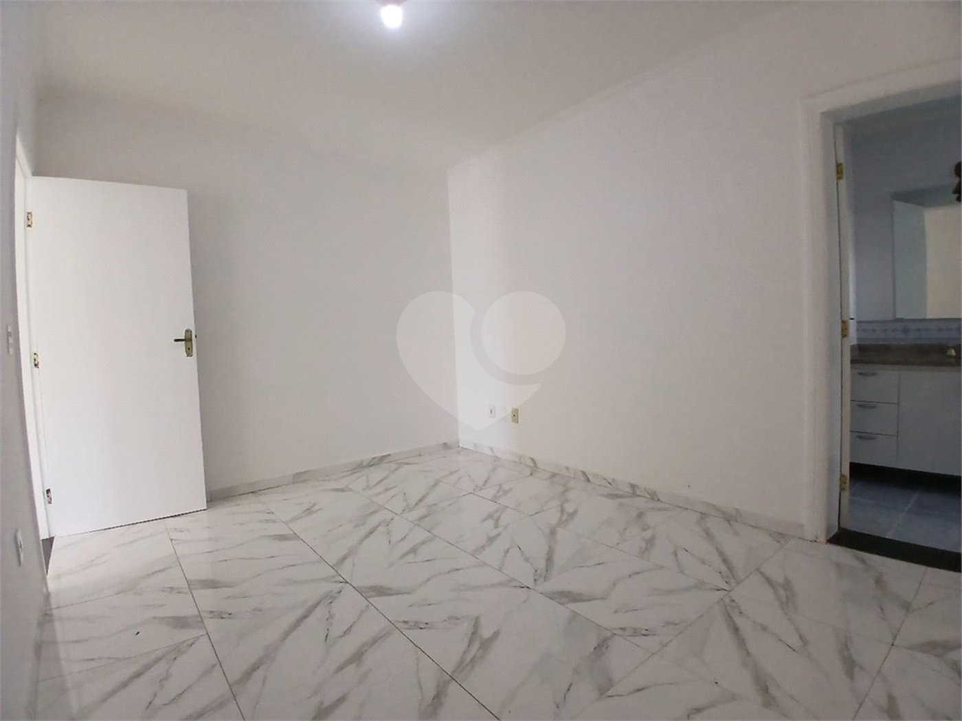 Casa à venda com 4 quartos, sendo 2 suítes, no condomínio Flamboyant, Atibaia - SP