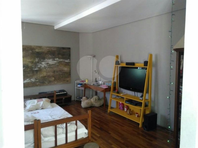 Sobrado à venda com 4 suítes em Interlagos, São Paulo, SP