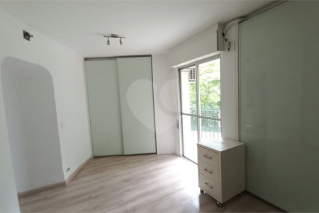 Apartamento à venda com 3 quartos, sendo 1 suíte,  em Vila Andrade, São Paulo, SP