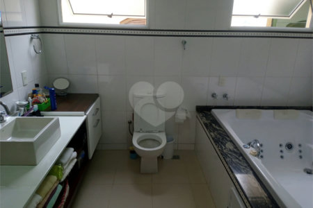 Sobrado à venda com 3 quartos, sendo 1 suíte, no Centro, Biritiba-mirim, SP