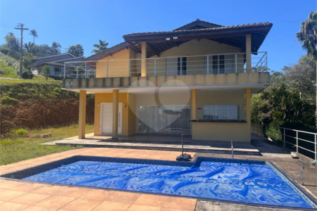 Casa à venda ou para alugar com 3 suítes no condomínio Serra da Estrela, Atibaia - SP