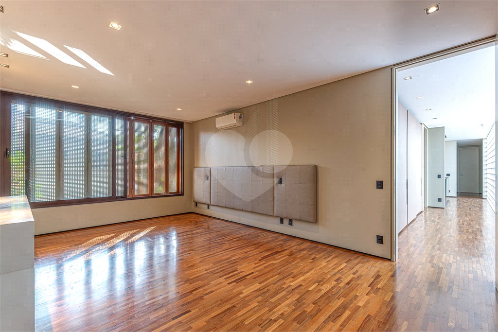 Casa à venda com 4 quartos, sendo 3 suítes, em Vila Nova Conceição, São Paulo, SP