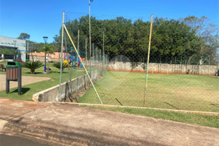 Casa à venda com 3 quartos, sendo 1 suíte, no condomínio Residencial Alto da Boa Vista, Araraquara - SP