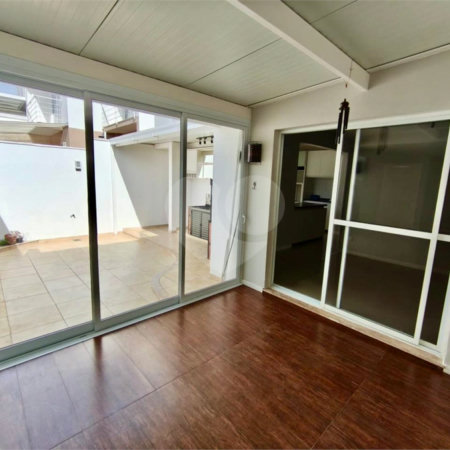 Casa à venda com 3 quartos, sendo 1 suíte, no condomínio Residencial Rio Preto Village, Atibaia - SP