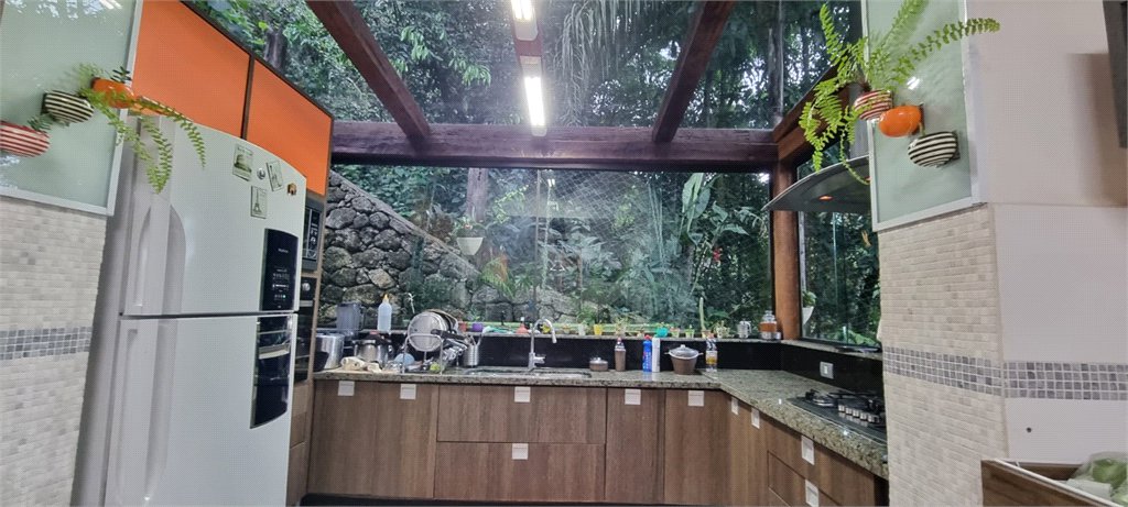 Sobrado à venda com 3 suítes em Serra da Cantareira, Mairiporã, SP