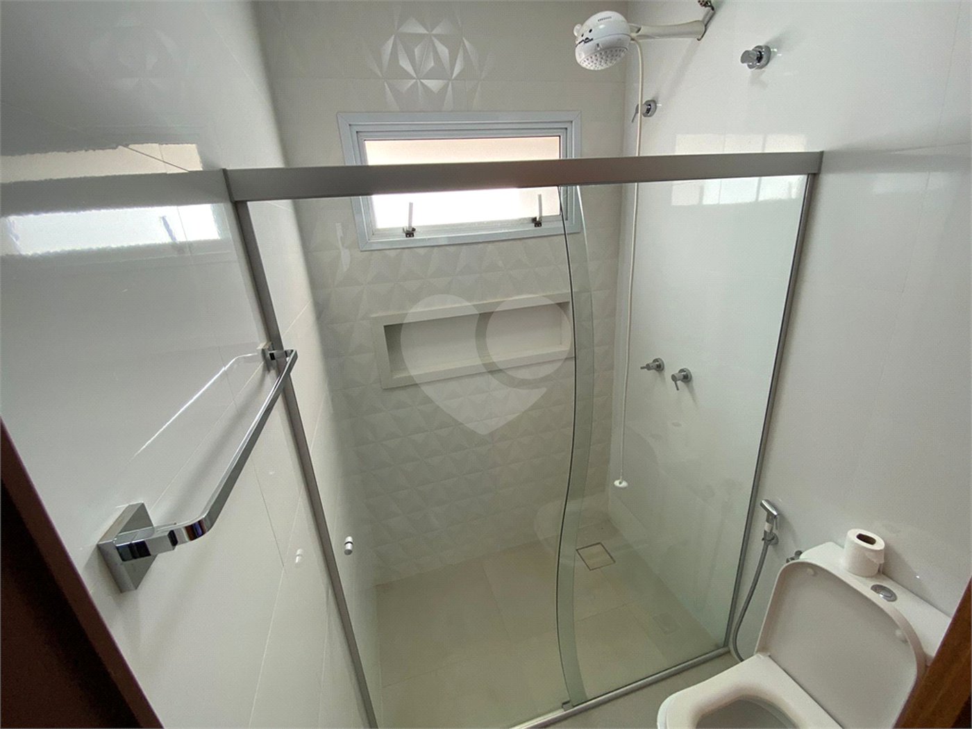 Casa com alto padrão de acabamento para venda no Condomínio Montreal.