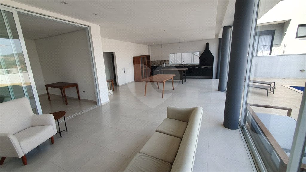Casa à venda com 3 quartos, sendo 1 suíte, no condomínio Figueira Garden, Atibaia - SP