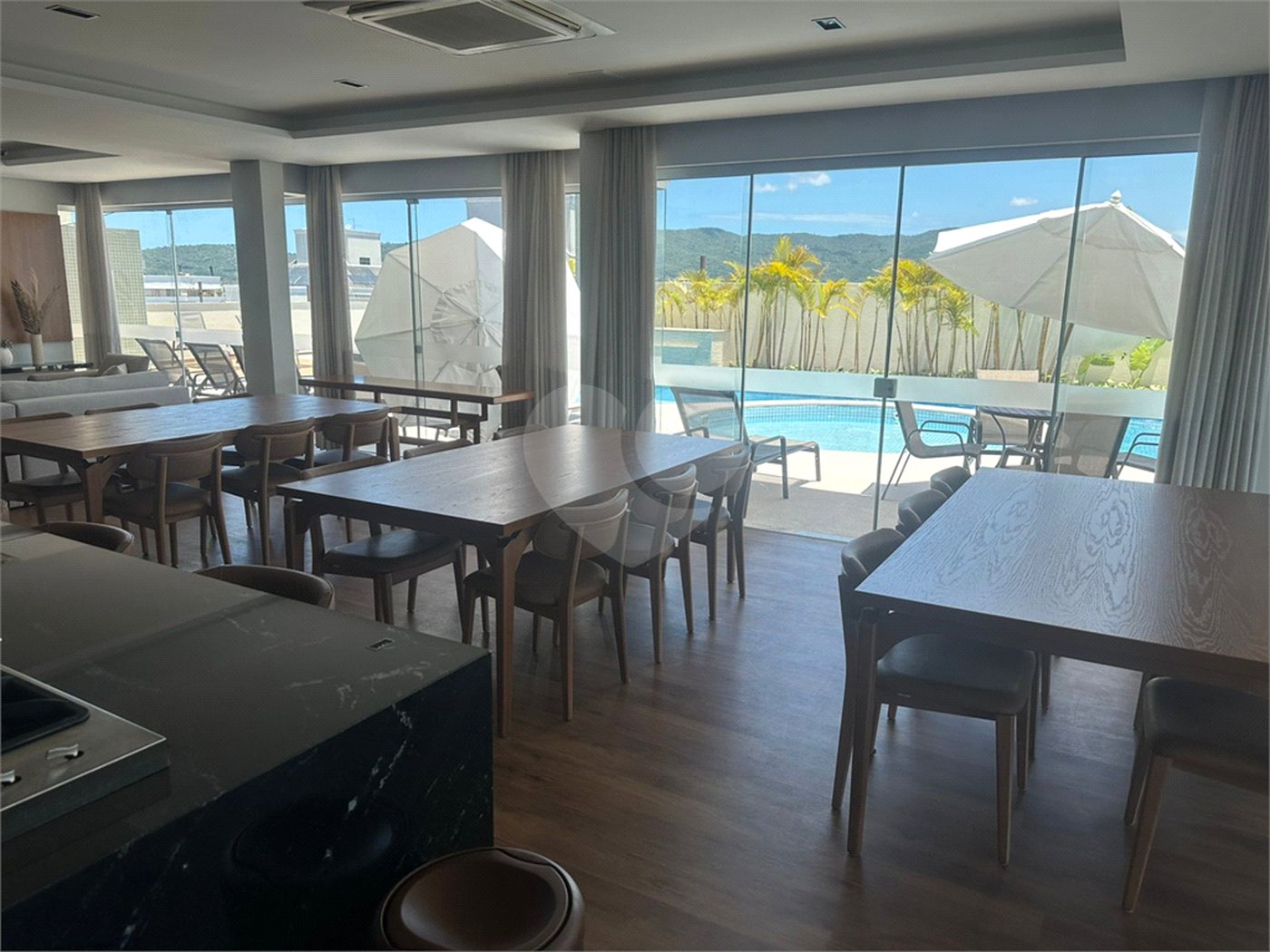 Apartamento à venda ou para alugar com 2 suítes em Itacorubi, Florianópolis, SC