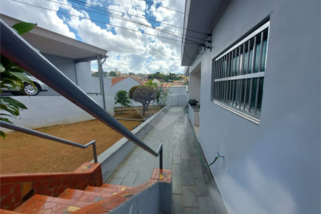 CASA TÉRREA À VENDA NA MOOCA - COM PORTEIRA FECHADA.