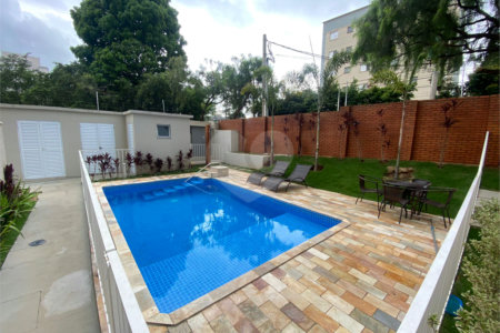 Apartamento no Condomínio Parque dos Jacarandás.