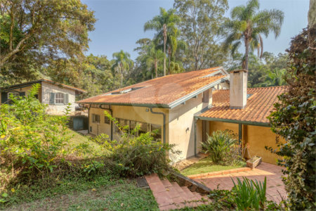 Casa à venda com 6 quartos, sendo 2 suítes, no condomínio Chácara Flora, São Paulo - SP