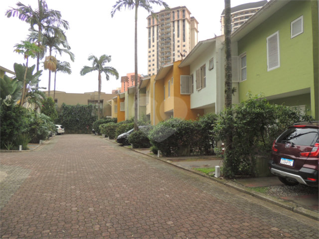 Casa à venda com 3 quartos, sendo 1 suíte,  no condomínio Village Paradise Garden, São Paulo - SP