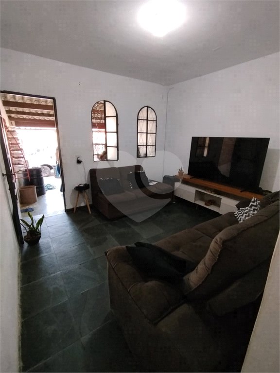 Casa à venda com 2 quartos, sendo 1 suíte,  em Jardim Layr, Mogi das Cruzes, SP