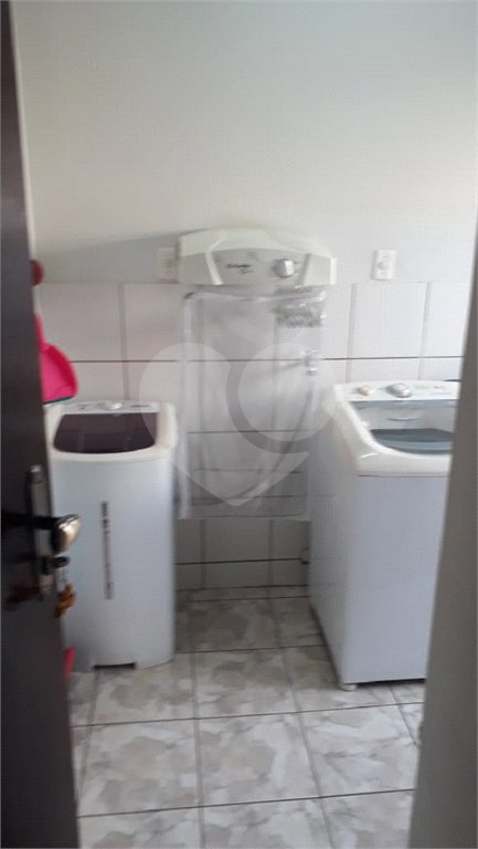 Sobrado com 3 dormitórios, sendo 2 suítes, uma delas master.