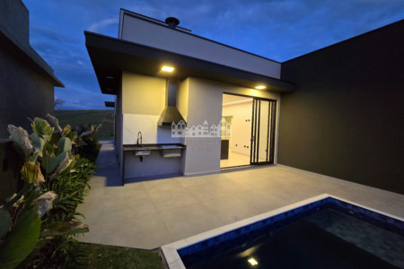 Casa térrea à venda com 3 quartos, sendo 1 suíte, no condomínio Portal Lamis, Atibaia - SP