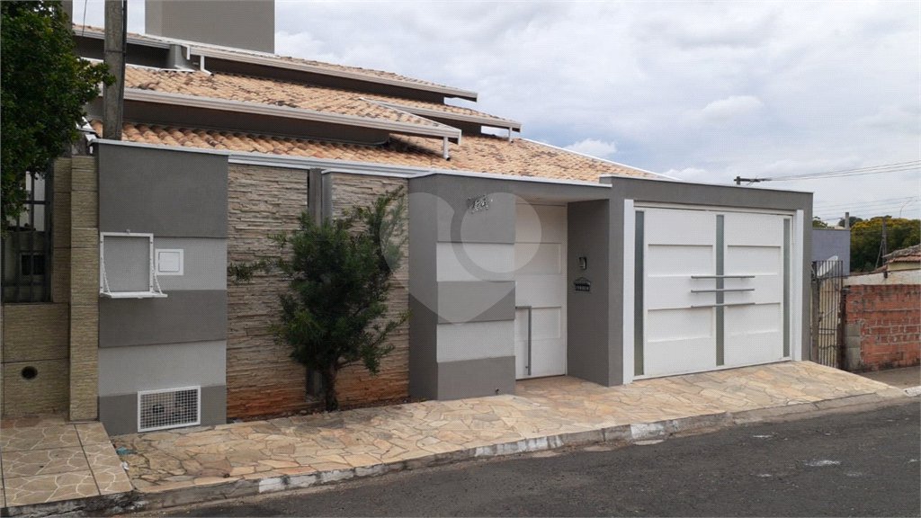 Sobrado à venda com 3 quartos, sendo 1 suíte,  no Centro, Elias Fausto, SP
