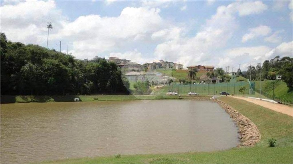 Casa à venda com 3 quartos, sendo 1 suíte, no condomínio Residencial Delle Stelle, Louveira - SP