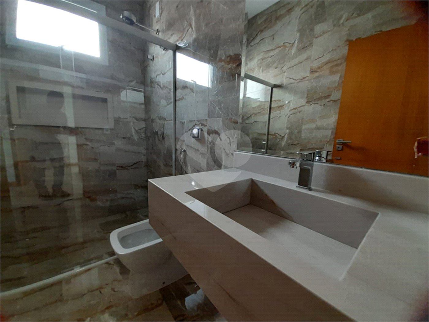 Belíssima Casa à Venda no Condomínio Damha IV