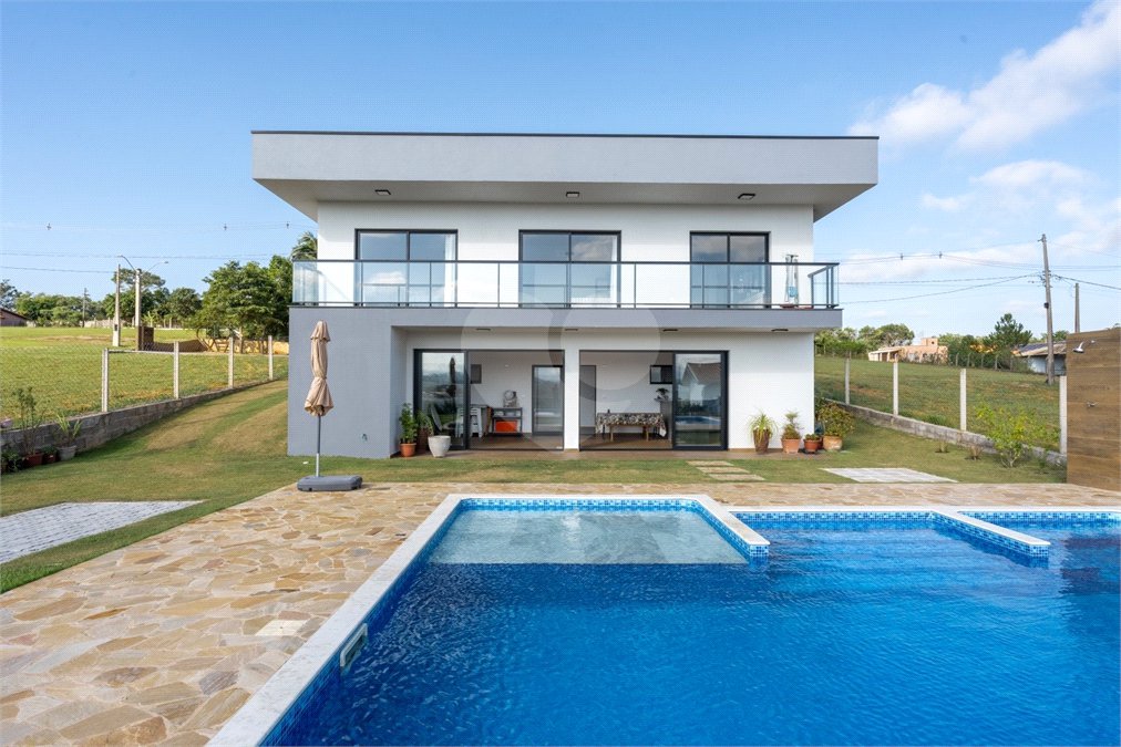 Casa à venda com 4 quartos, sendo 1 suíte, no condomínio Residencial Pinheiros do Lago, Alambari - SP
