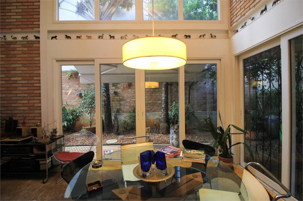 Casa à venda ou para alugar com 5 quartos, sendo 3 suítes, em Vila Madalena, São Paulo, SP