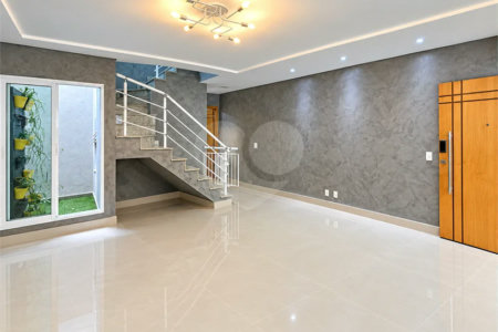 Sobrado geminado com 185 m², 3 suítes, closet, 4 vagas, área gourmet, sótão, energia solar, aquecimento de água e sistema completo de segurança.
