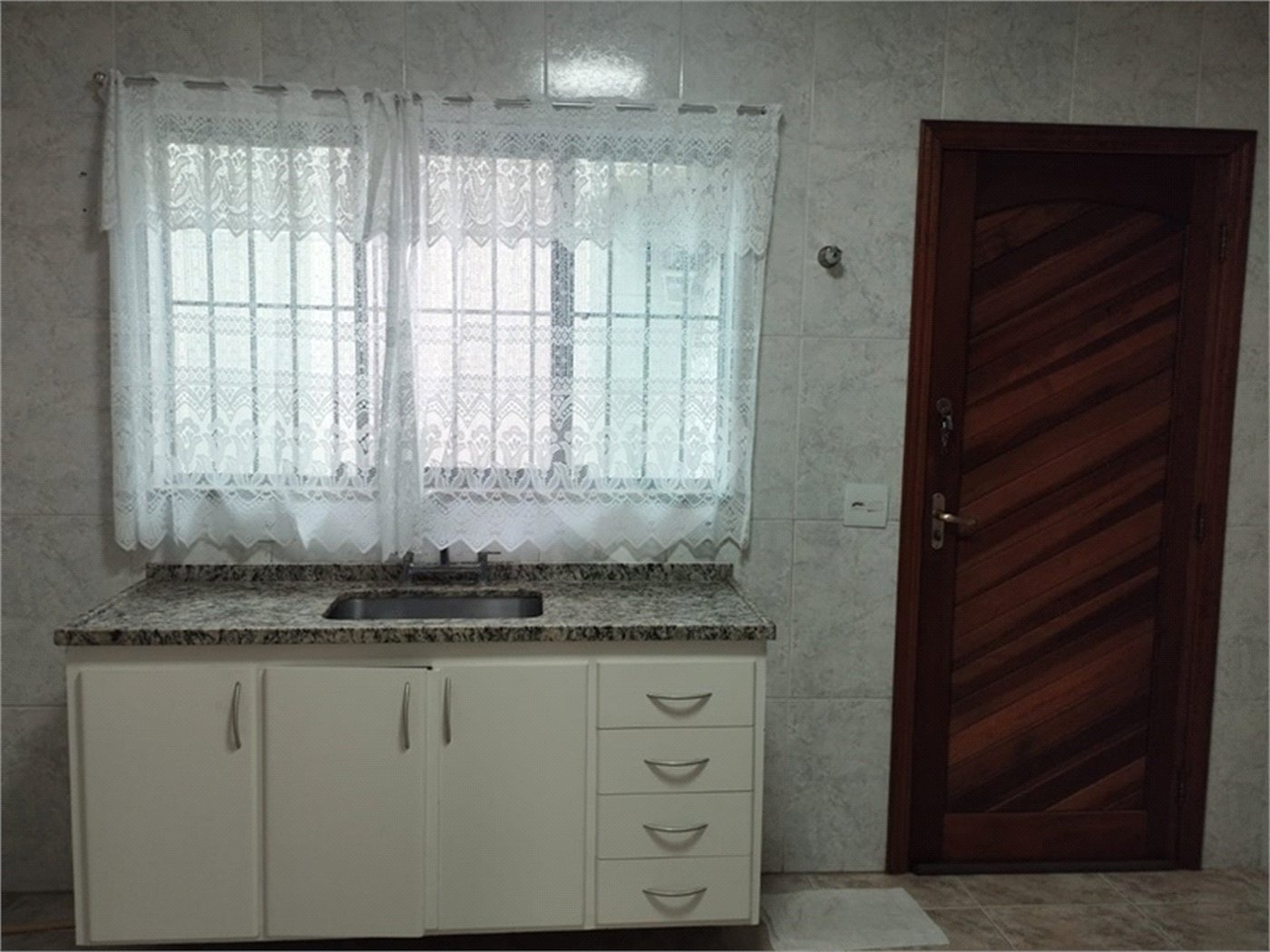 Casa à venda com 3 quartos, sendo 1 suíte, no condomínio Residencial Jardim das Palmas, São Paulo - SP