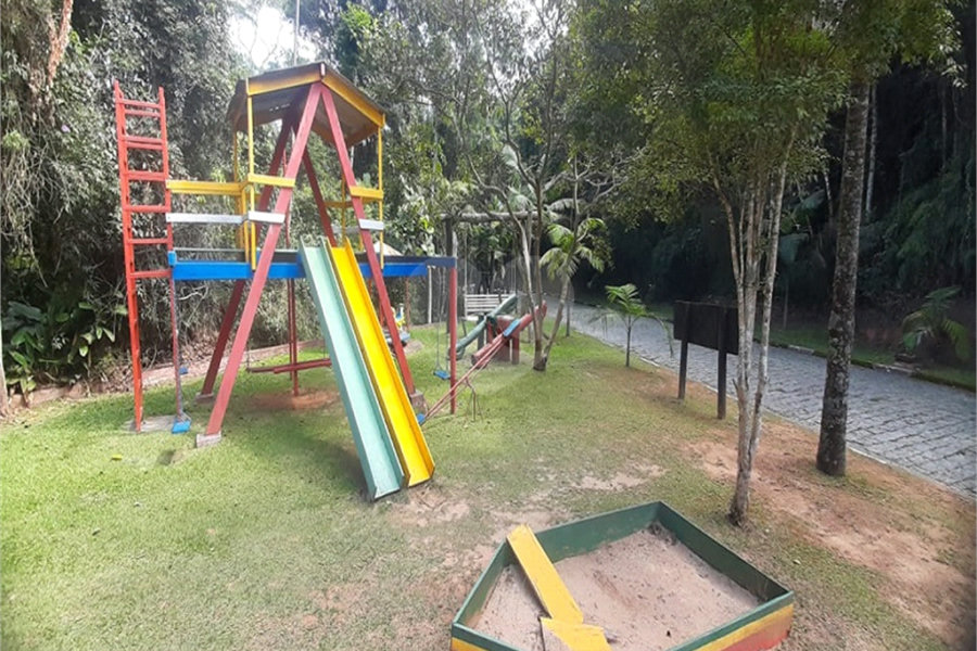 Casa à venda com 4 quartos, sendo 1 suíte, no condomínio Parque Suiça, Caieiras - SP