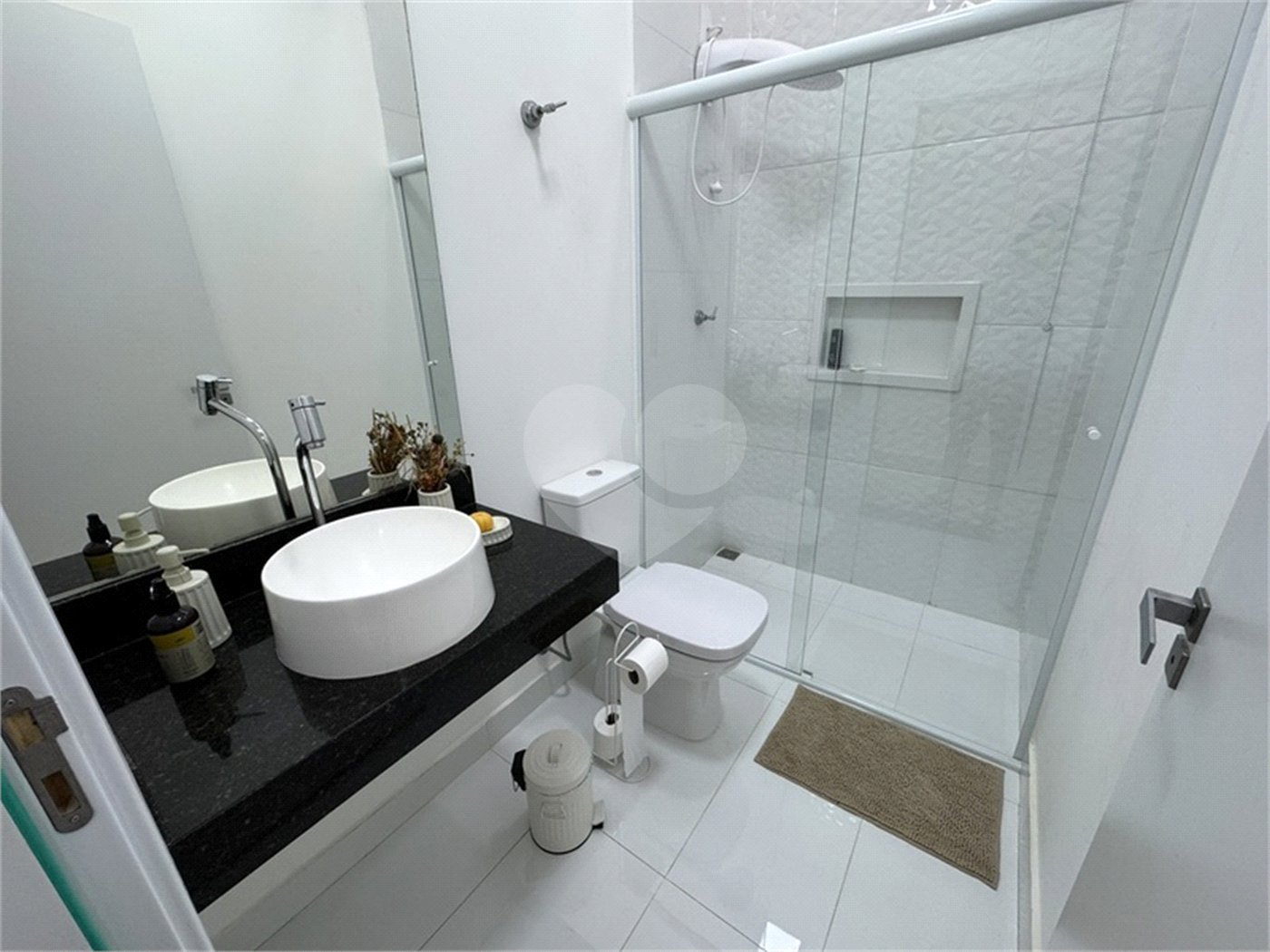 Casa à venda com 3 quartos, sendo 1 suíte, no condomínio Jardim Guarujá, Salto - SP