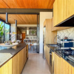 Indaiatuba - HOME DESIGN - Casa Térrea - Condomínio Paradiso - 420 m² de terreno - 307,19 m² de área construída - 3 suítes completas, sendo 1 master com closet planejado e banheira de imersão - Sala de TV reversível para 4ª suíte - Sala de estar ampla e varanda gourmet integrada - Cozinha com móve