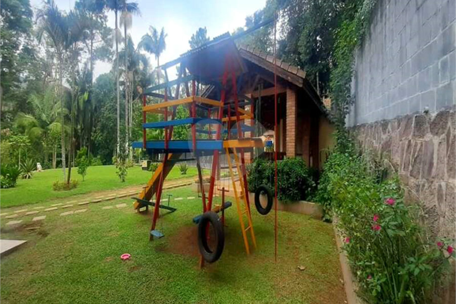 Sobrado à venda com 4 suítes em Serra da Cantareira, Mairiporã, SP
