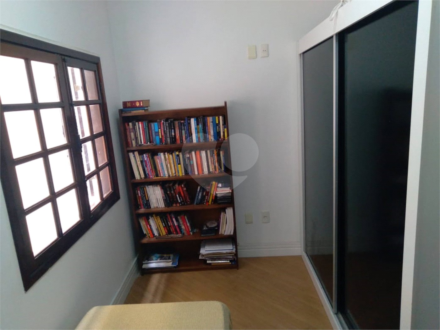 Sobrado espaçoso e bem localizado