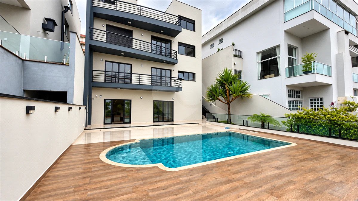 Sobrado de alto padrão no Swiss Park, totalmente reformado, com 4 suítes, piscina, elevador, espaço gourmet, 4 vagas e condomínio com lazer completo.