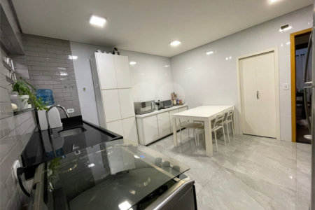Sobrado à venda com 5 quartos, sendo 1 suíte, em Alto da Boa Vista, São Paulo, SP