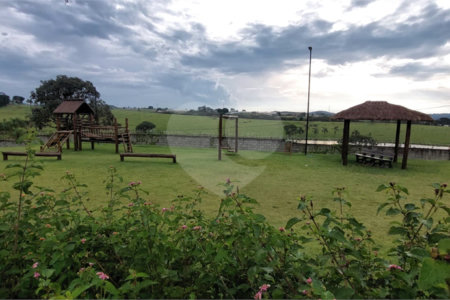 Casa à venda ou para alugar com 5 quartos, sendo 3 suítes, no condomínio Figueira Garden, Atibaia - SP