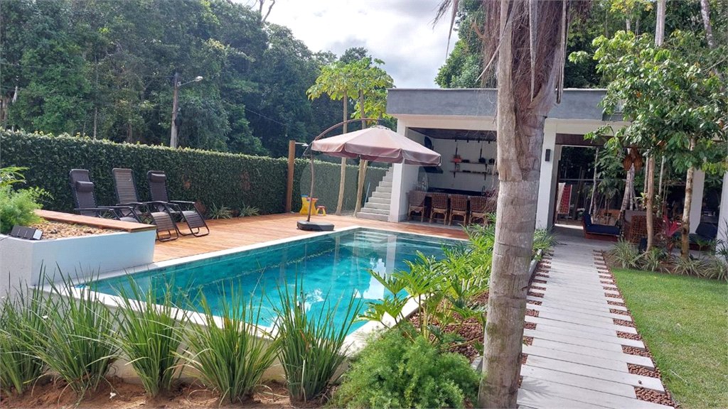 Casa à venda com 2 quartos, sendo 1 suíte, no Centro, Santa Cruz Cabrália, BA