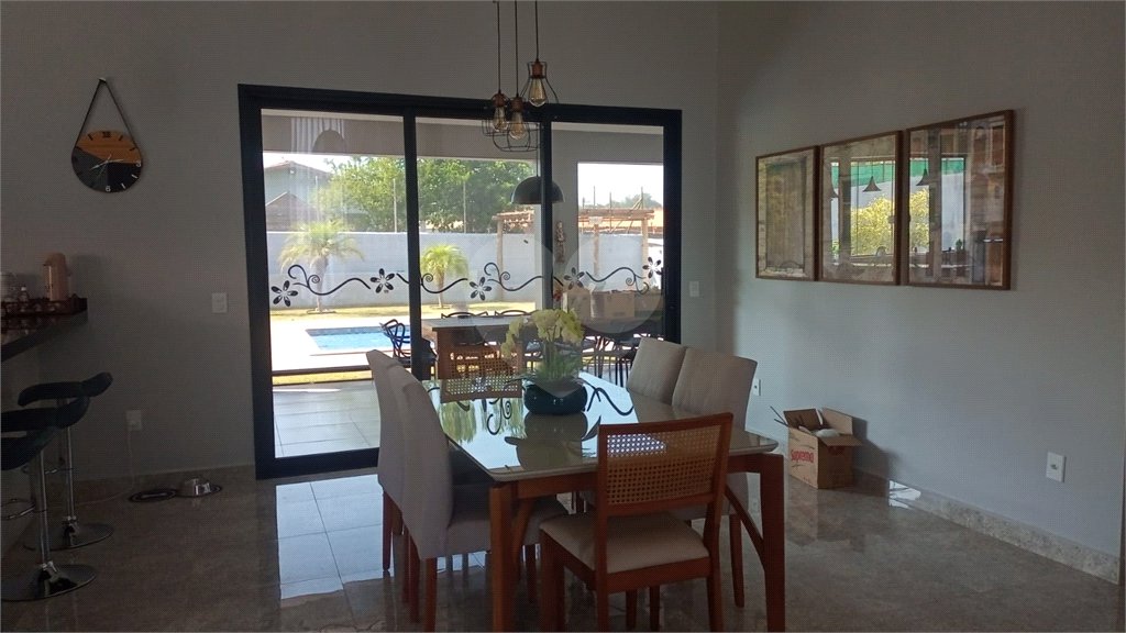 Casa à venda com 3 quartos, sendo 1 suíte, no condomínio Village da Serra, Araçoiaba da Serra - SP