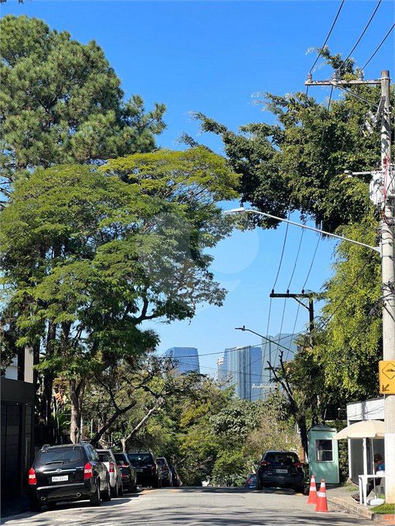 Sobrado para alugar com 5 quartos, sendo 4 suítes, em Jardim Everest, São Paulo, SP