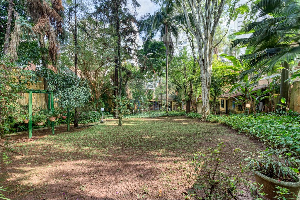 Sobrado à venda com 8 quartos, sendo 3 suítes, em Alto da Boa Vista, São Paulo, SP