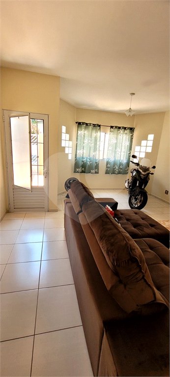 Casa à venda com 3 quartos, sendo 1 suíte,  no Centro, Guararema, SP