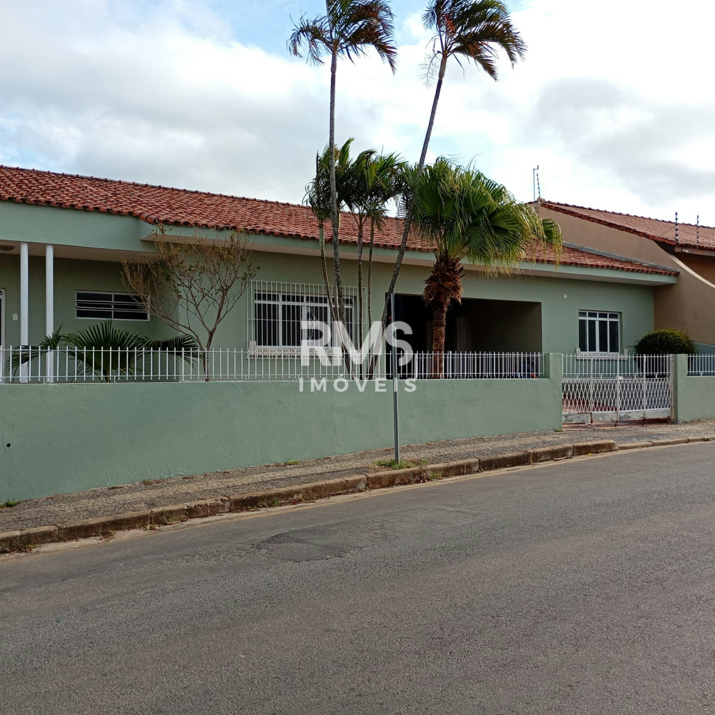 Casa à venda ou para alugar com 3 quartos, sendo 1 suíte,  no Centro, Angatuba, SP