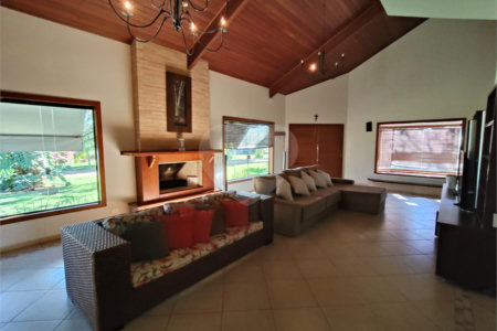 Casa à venda com 7 quartos, sendo 4 suítes, no condomínio Riviera de Santa Cristina XIII, Paranapanema - SP