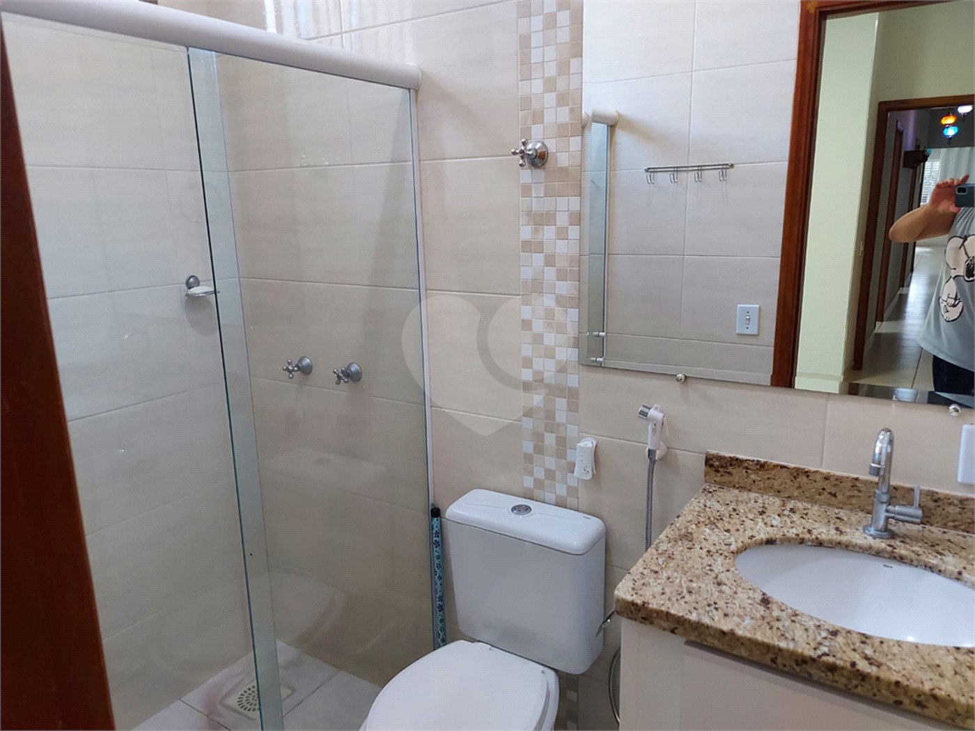 Casa Térrea com 2 dormitórios, sendo 1 suíte.