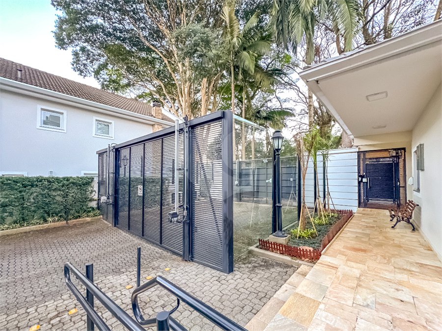 Casa à venda com 4 quartos, sendo 3 suítes, no condomínio Village Place, São Paulo - SP
