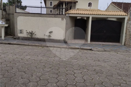 Sobrado à venda com 6 quartos, sendo 2 suítes, em Balneário Stella Maris, Peruíbe, SP